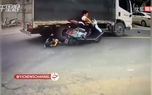 نجات معجزه آسای کودک از له شدن زیر کامیون + فیلم نجات معجزه آسای کودک از له شدن زیر کامیون + فیلم