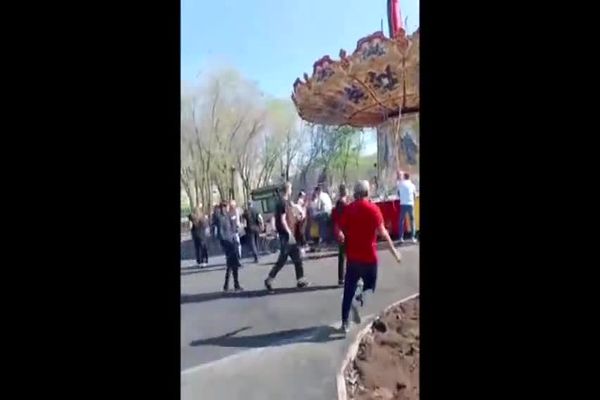 ویدیوی وحشتناک از افتادن تاب در شهربازی 